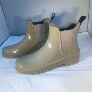 New In Box Hunter Refined Chelsea Gloss boots size 6